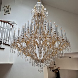48-flame Teresian chandelier with long candles and diamond cutting - Entrance hall with staircase
